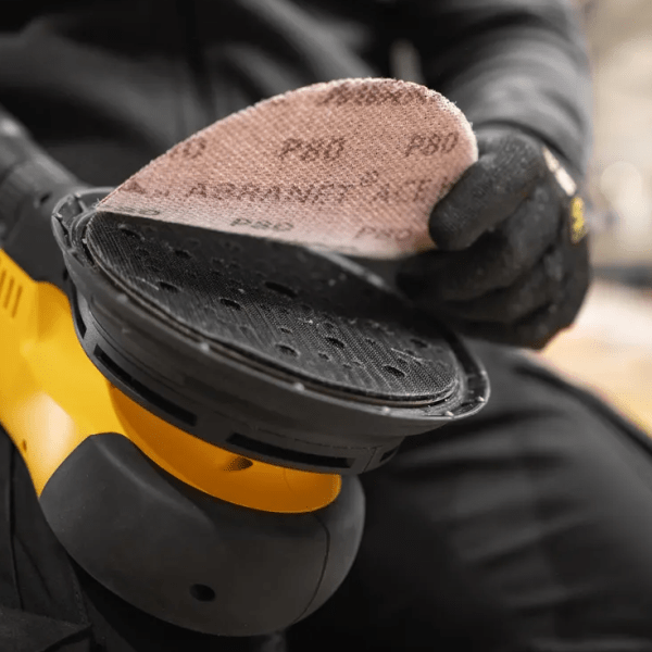 Profesionalni rotacijski brusilnik Mirka DEROS RS 600. Moč, natančnost in nadzor v enem