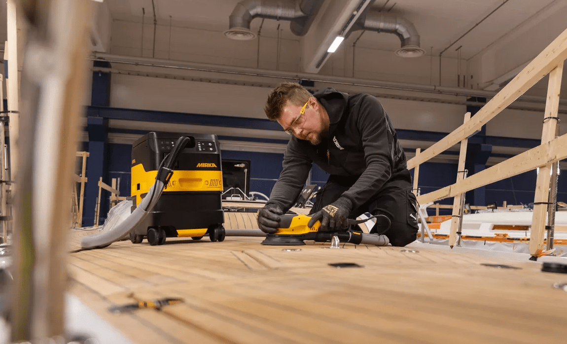 Profesionalni rotacijski brusilnik Mirka DEROS RS 600. Moč, natančnost in nadzor v enem